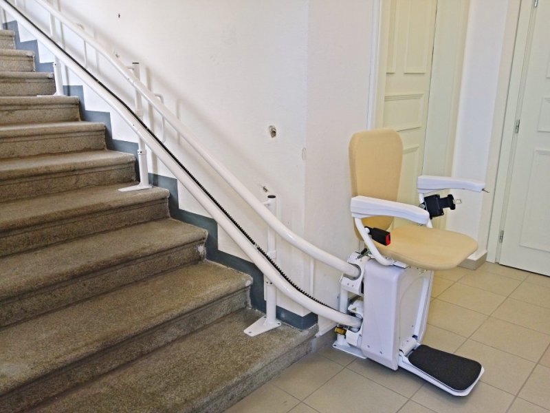 Schodišťová sedačka usnadní pacientům přístup